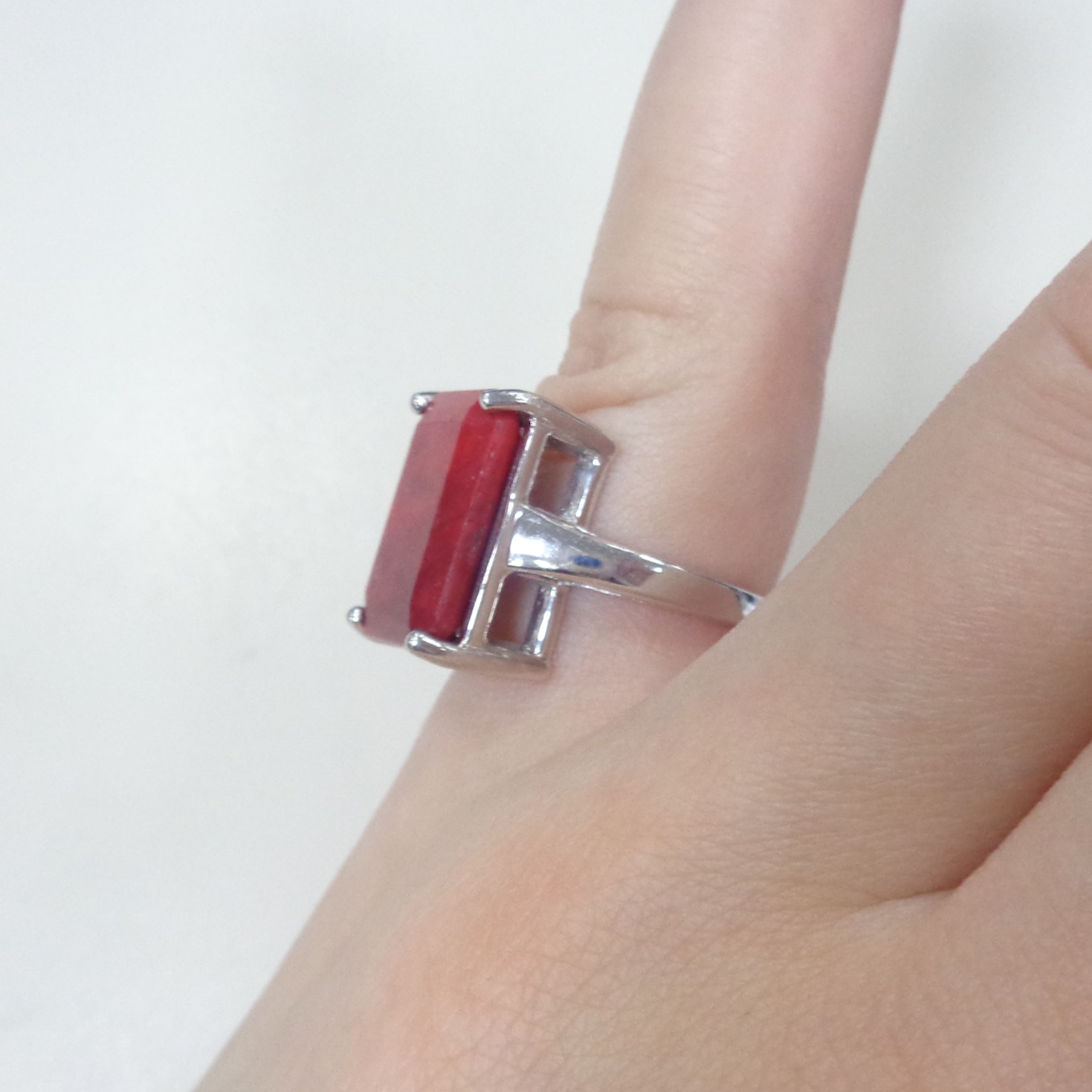 Серебряное кольцо с корундом